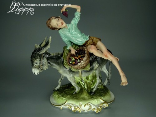 Купить фарфоровую статуэтку Capodimonte Мальчик с осликом